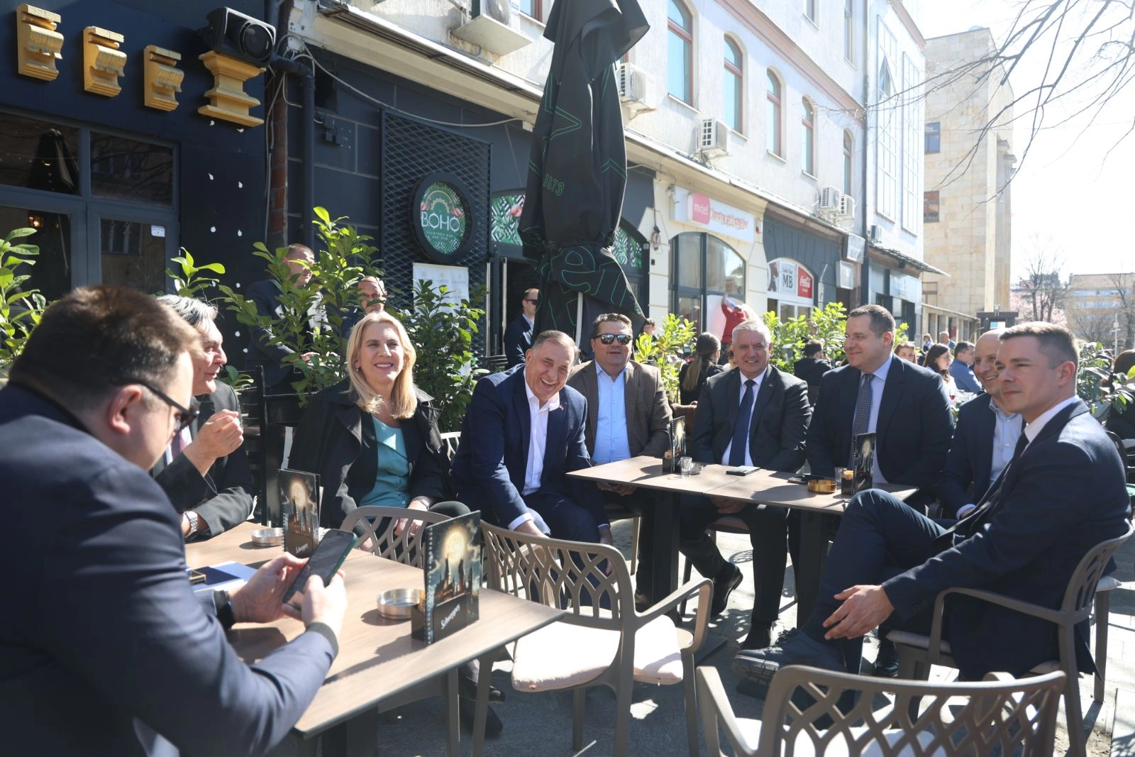 Dodik i ostali osumnjičenici se ‘sunčaju’ u bašti banjalučkog kafića